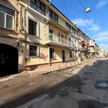 Леха Качинського вул., 4