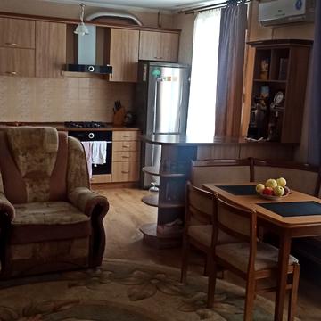 Пасічна вул., 20