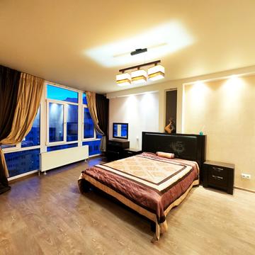 Валерія Лобановського вул., 11