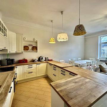 Михайла Грушевського вул., 12