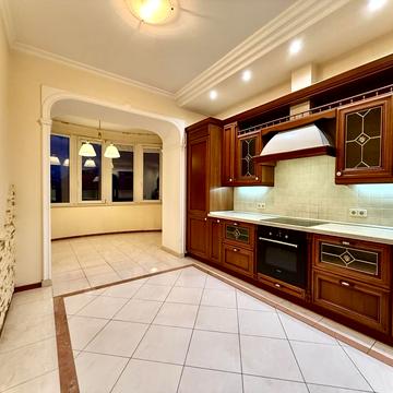 Володимира Івасюка просп. (Героїв Сталінграду), 4