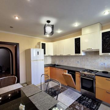 Юності вул., 3