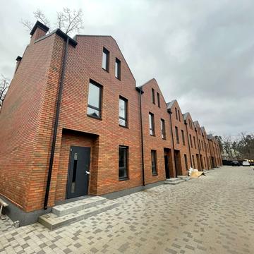 Яснополянська вул., 35