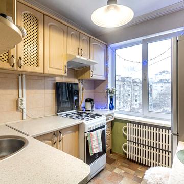 Тролейбусна вул., 15