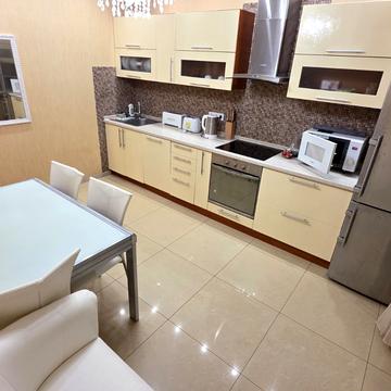 Дніпровська набережна вул., 26