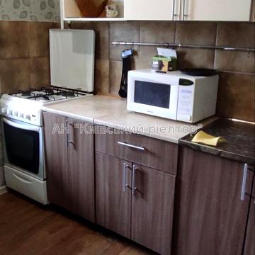 Полярна вул., 6