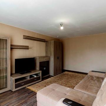 Братиславська вул., 7