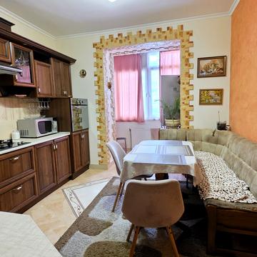 Богдана Хмельницького вул., 51а