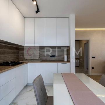 Б.Змельницького, 56