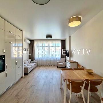 Гоголівська вул., 14