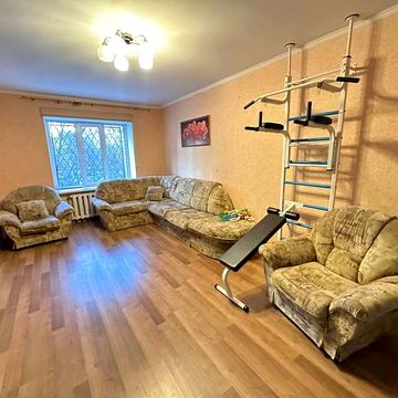 Анни Ахматової вул., 33