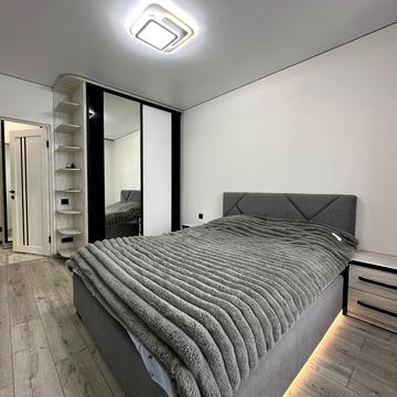 Богдана Хмельницького вул., (Будинок 1)