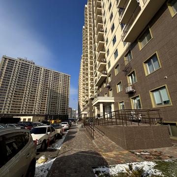 Академіка Сахарова вул., 40/1