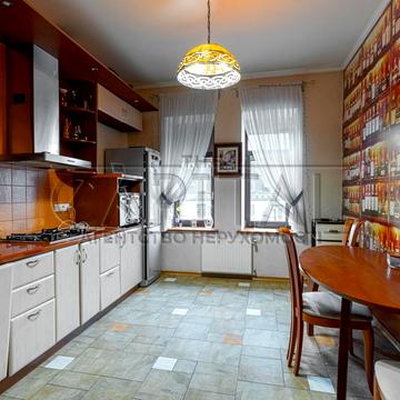 Богдана Хмельницького вул., 82