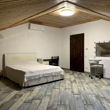 Центральна, 6