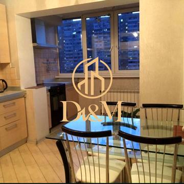 Анни Ахматової вул., 15