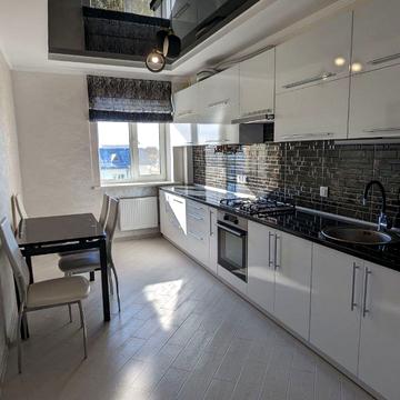 Дворецька вул., 48