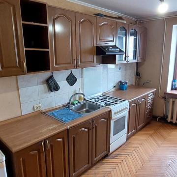 Тролейбусна вул., 18