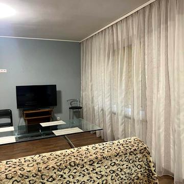 Тарасівська вул., 10