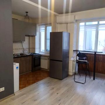 Набережно-Хрещатицька вул., 35