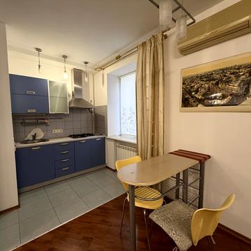 Мала Житомирська вул., 10