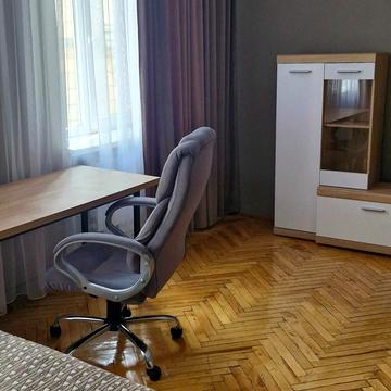 Академіка Володимира Гнатюка вул. (), 12