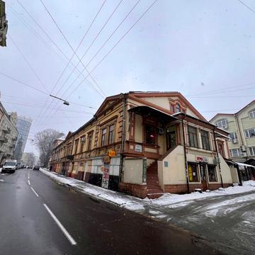 Чорновола вул., 4