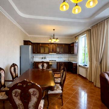 Яблунева, 20