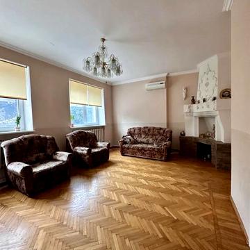 Центральна вул.