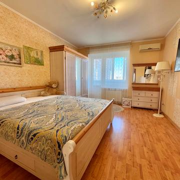 Анни Ахматової вул., 31