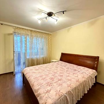 Небесної Сотні просп. (Маршала Жукова), 10-Б