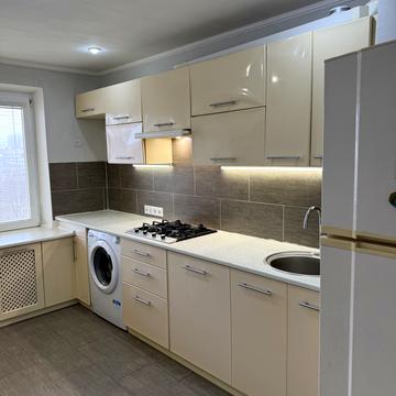 Героїв просп., 21