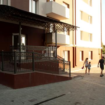 Покровська вул. (Радянська), 2/4