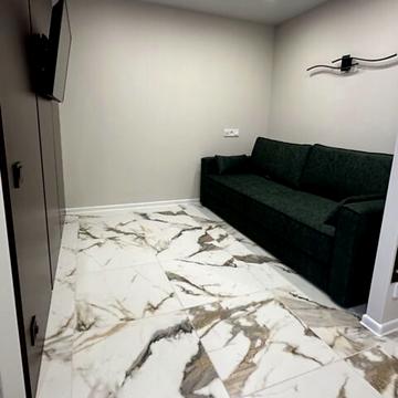 Менахем-Мендл Шнеєрсона вул. (Мініна), 1