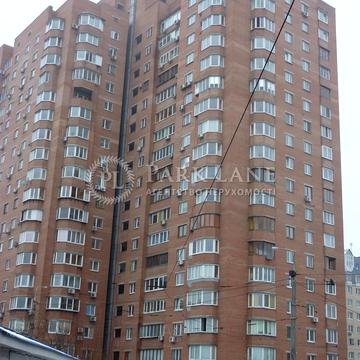 Анни Ахматової вул., 3