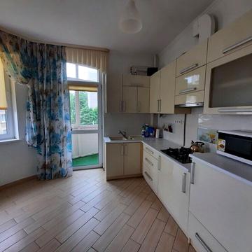 Кримська вул., 10