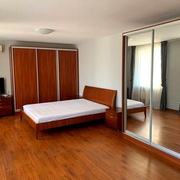 Гоголівська вул., 17