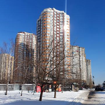 Анни Ахматової вул., 32/18