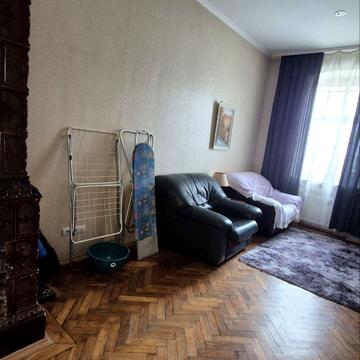 Ніжинська вул., 8