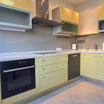 Дмитрівська вул., 82