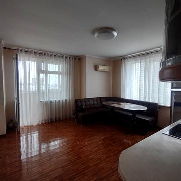 Академіка Сахарова вул., 36