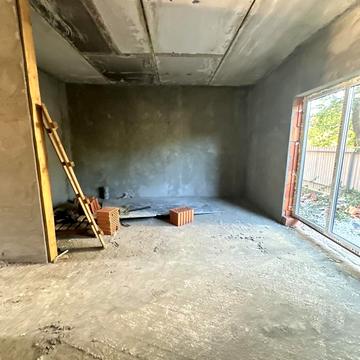 Молодіжна, 8