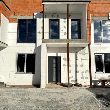 Молодіжна, 8