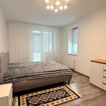 Весняна вул., 12