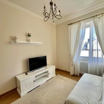 Квітнева вул., 10