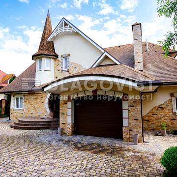 Футбольна, 4