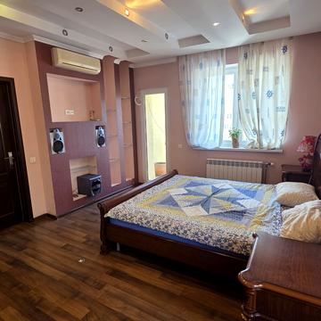 Анни Ахматової вул., 48