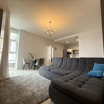 Академіка Філатова вул., 2/1