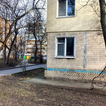 Дніпровська вул., 8