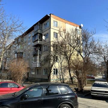 Дніпровська вул., 8